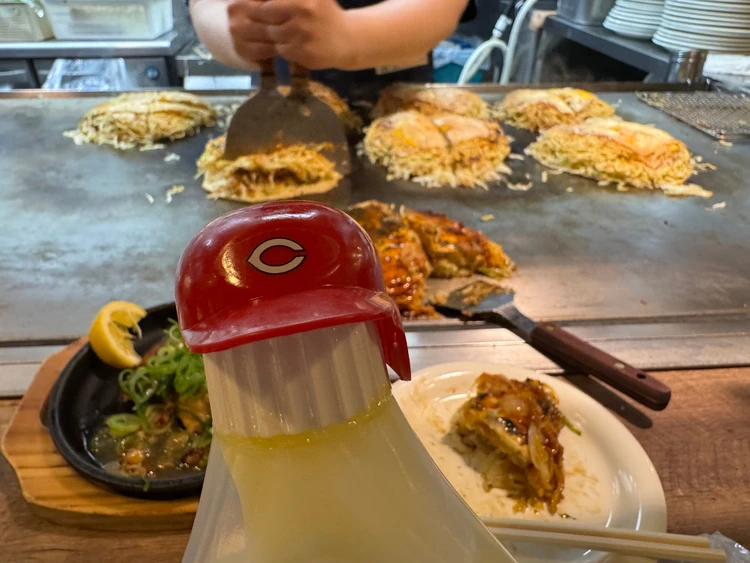 広島カープ赤ヘルメット　お好み焼きみっちゃん　広島駅グルメ