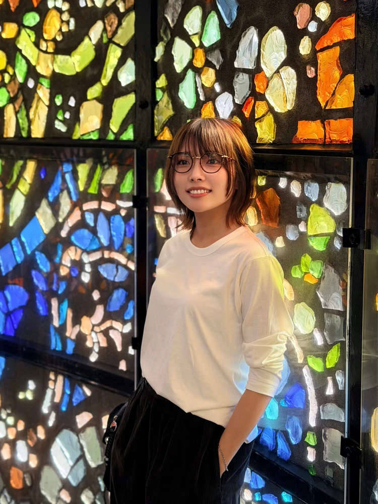 箱根彫刻の森美術館のステンドグラス前で、UNIQLO UスーピマコットンTを着て上半身アップの写真