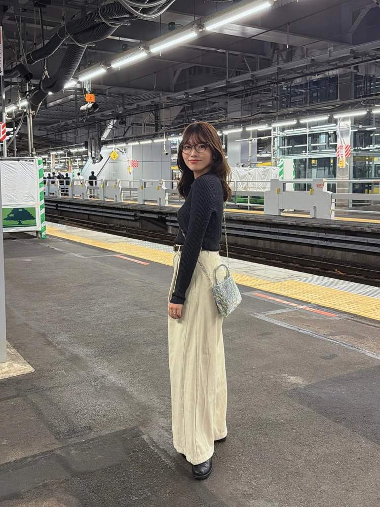 JINS×神崎恵のメガネにリブニットとアイボリーのワイドパンツを合わせたきれいめカジュアルコーデ