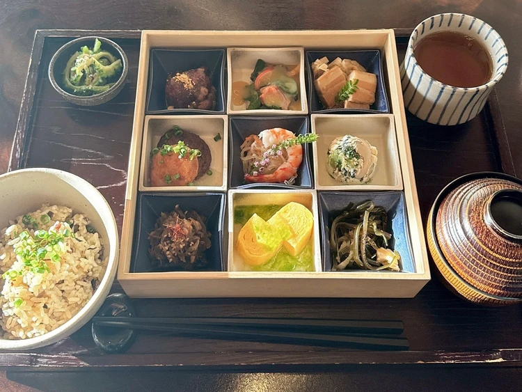 星のや竹富島の島の九品朝食｜重箱に盛られた沖縄伝統のおかず9品