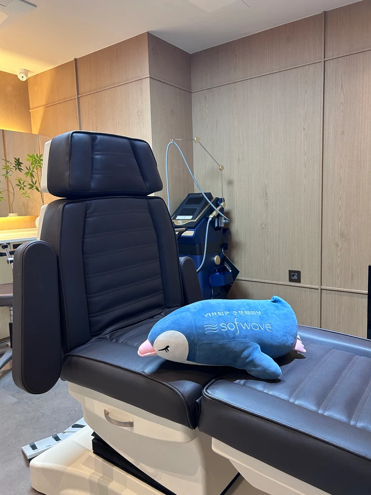 UHCELLクリニック カンナム店で二の腕の施術についてカウンセリングを受ける様子