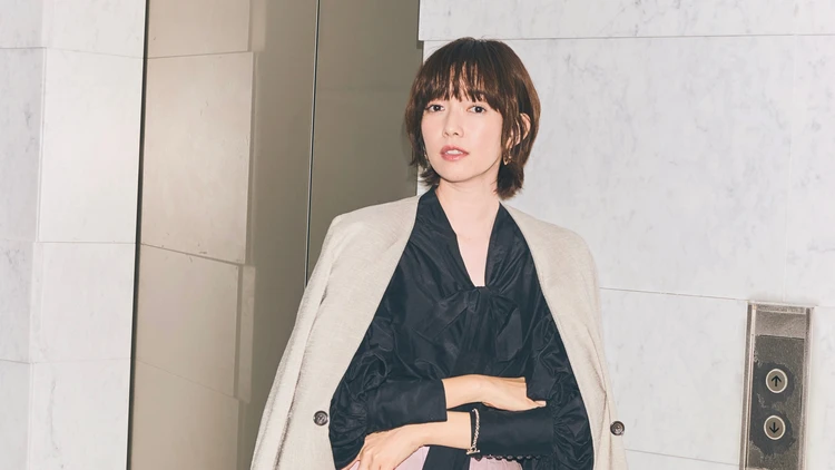 【ジャケットコーデ】甘ブラウスにさらりと肩かけしてセンシュアルなムードに【BAILA今日のコーデ】