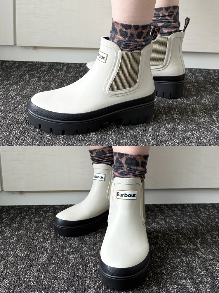 【Barbour(バブアー)】新作の「Halton サイドゴア レインブーツ」をライターが試着レビュー!いい意味で雨具に見えない、ファッションになじむ一足 #BAILA読む試着室