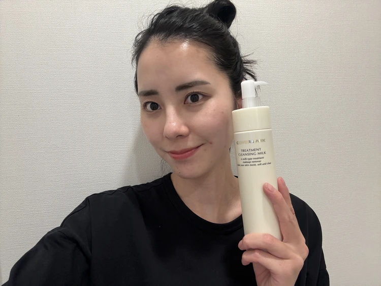 COVERMARK　トリートメント クレンジング ミルクを手に持っている女性