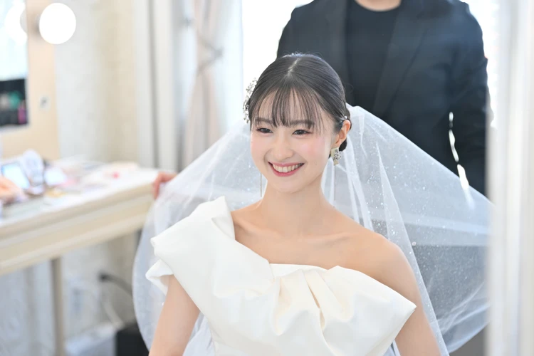 グランブリエ東京　結婚式控え室の様子　花嫁　ウェディングドレスを着てベールを纏った女性　景色がオススメの結婚式　食事が美味しい結婚式　アクセスが良い結婚式場　自由度が高い結婚式　高層階の結婚式場　卒花のリアルレビュー　グランブリエ東京口コミ