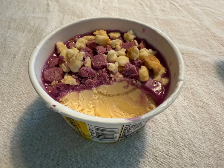 紫いもコーティングの下はおさつバターアイスがたっぷり！