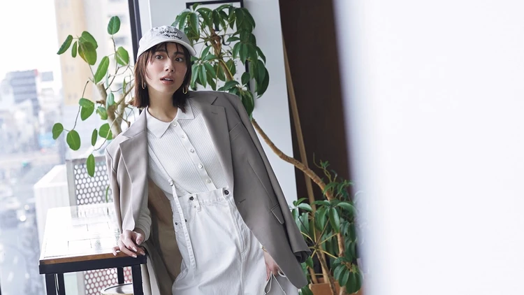 【春のトレンド・白コーデ】ベージュ合わせでラフな着こなしを品よく【BAILA今日のコーデ】