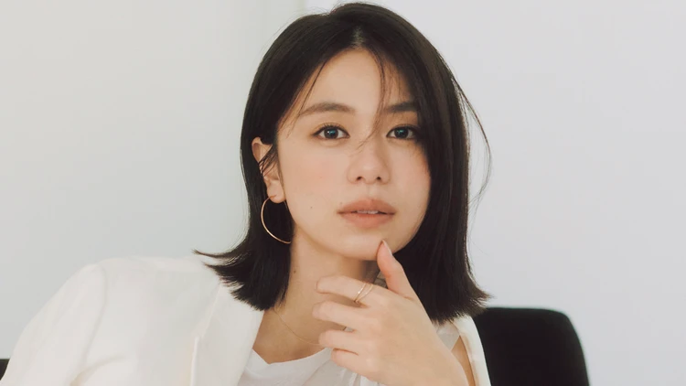 【ジュエリーコーデ】涼やかに洗練されたオンスタイルには甘くないミュートジュエリーを【BAILA今日のコーデ】