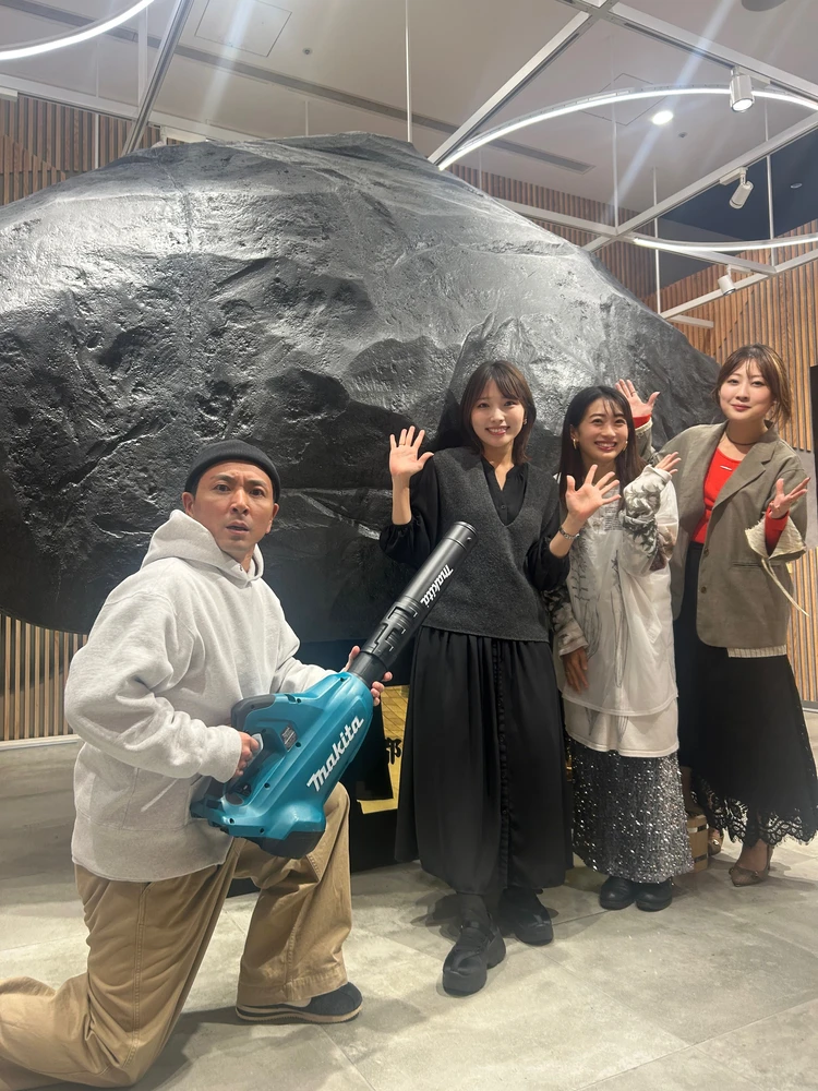 全国サウナ物産展2025のビッグサウナストーンの前で撮影したサウナ芸人マグ万平さん