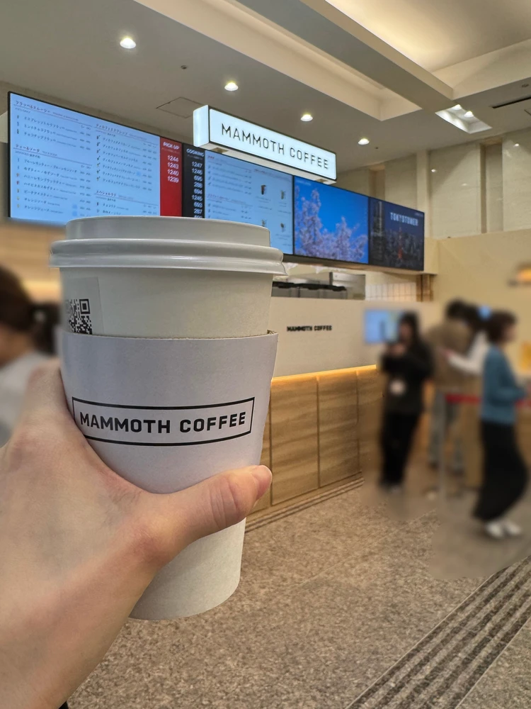 マンモスコーヒーのアメリカーノを持つ様子 MAMMOTH COFFEE マンモスコーヒー 神谷町店 韓国カフェ コーヒー