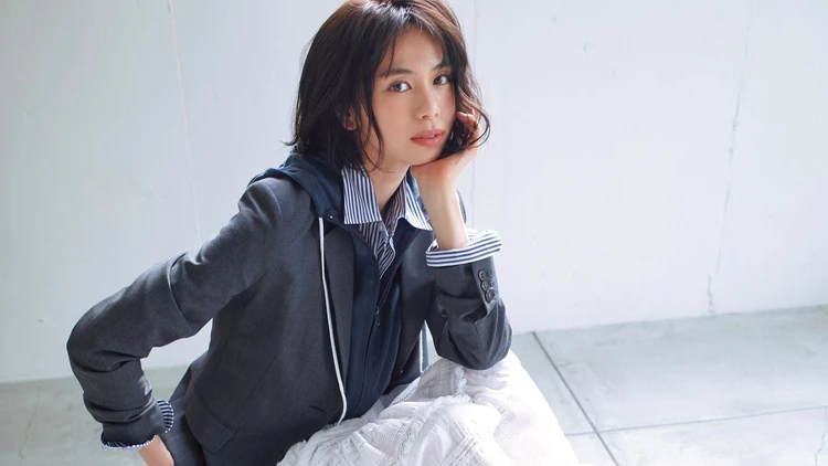 【3枚レイヤードコーデ】ジャケット&シャツにフーディを挟めばたちまち上級者見え【BAILA今日のコーデ】