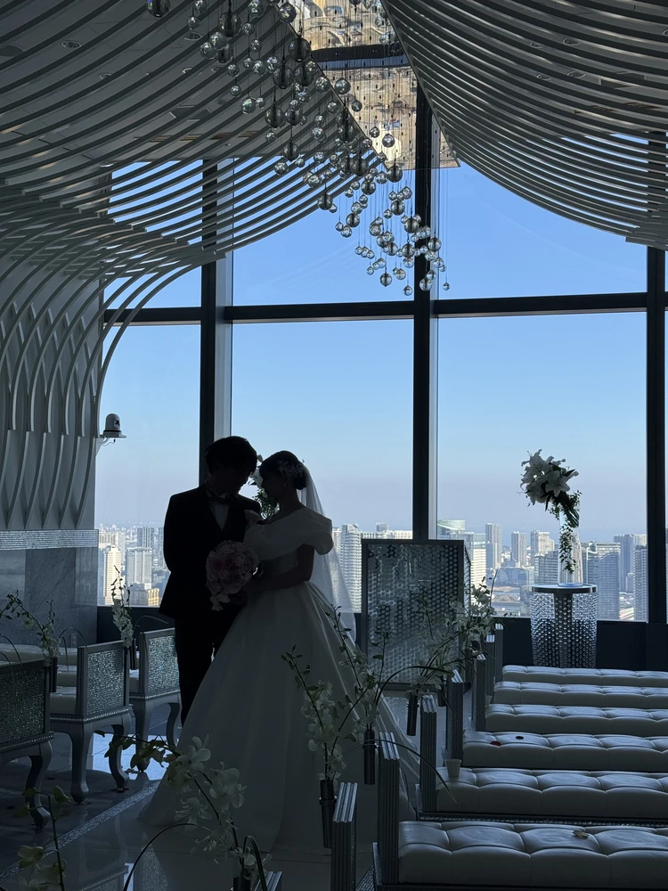 新郎新婦の写真　チャペルで写真を撮る新郎新婦　30代結婚式