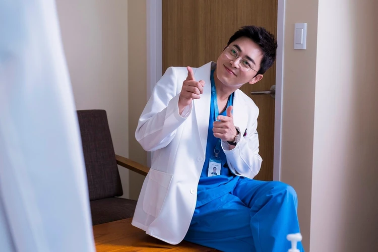 賢い医師生活　イ・イクジュン役のチョ・ジョンソク