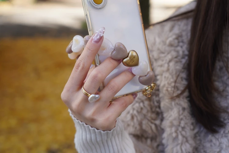 【SNSで話題】LOUVINI PARISのハンドストラップで、スマホコーデを一新_2