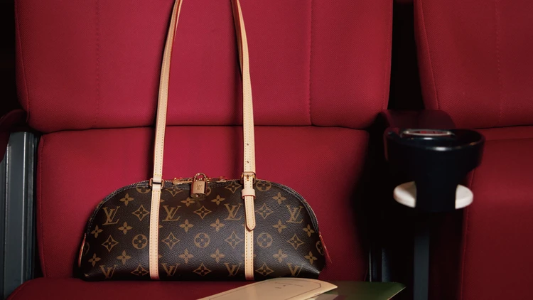 【ルイ・ヴィトンの格上げバッグ】新作バッグ「スクワイア EW」で自分らしく装って