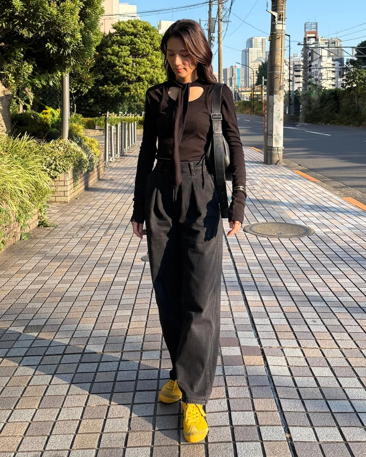 海外SNAPで人気！オニツカタイガーが大人モノトーンに効く#スニーカー部_6