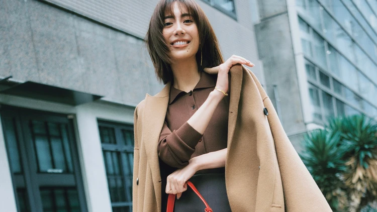 【スリットスカートコーデ】さりげない肌見せに大人の余裕を感じさせて【BAILA今日のコーデ】