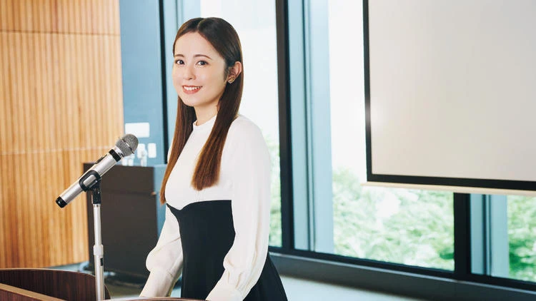 【久慈暁子さんのバッグの中身】イベント司会での登壇日はカラフルなアイテムで自分を鼓舞!