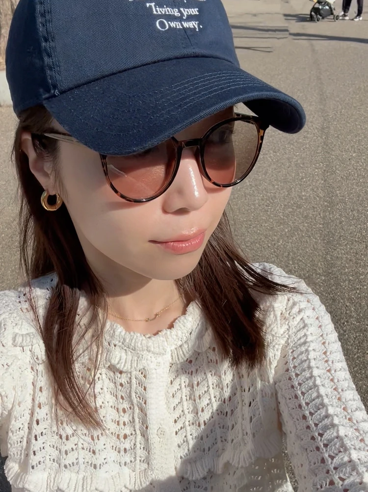 3COINS ボストンプラ調光サングラス(べっ甲)着用写真