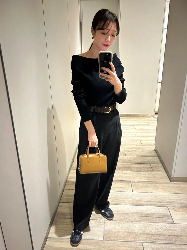 BAG：TOUT Y EST　TOPS：BASEMENT online　BOTTOMS：UNIQLO　SHOES：adidas × ADAM ET ROPE’ 