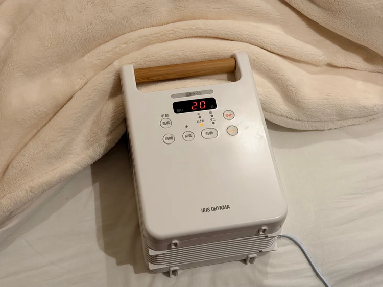 アイリスオーヤマ ふとん乾燥機 カラリエ FK-W2-Wをあたためモードで使用している様子。