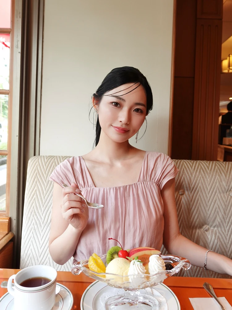 シアーてィアードワンピースのピンクをブルベ夏が着用した画像