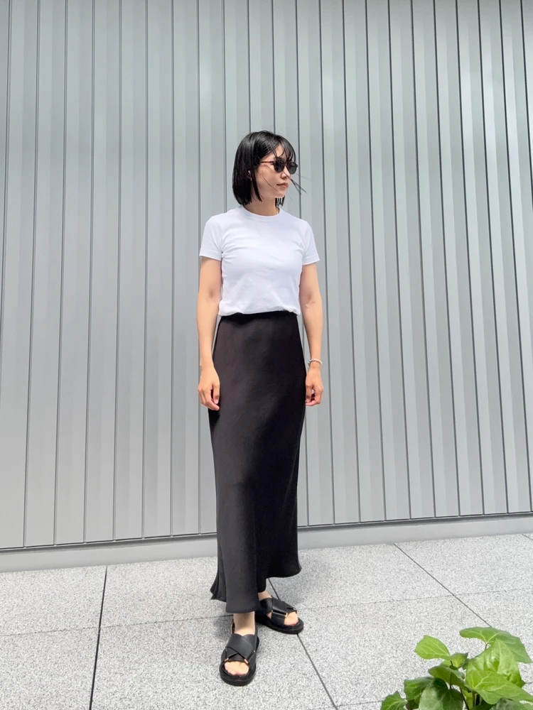 MARNIフスベットとスカート合わせた大人シンプルコーデ