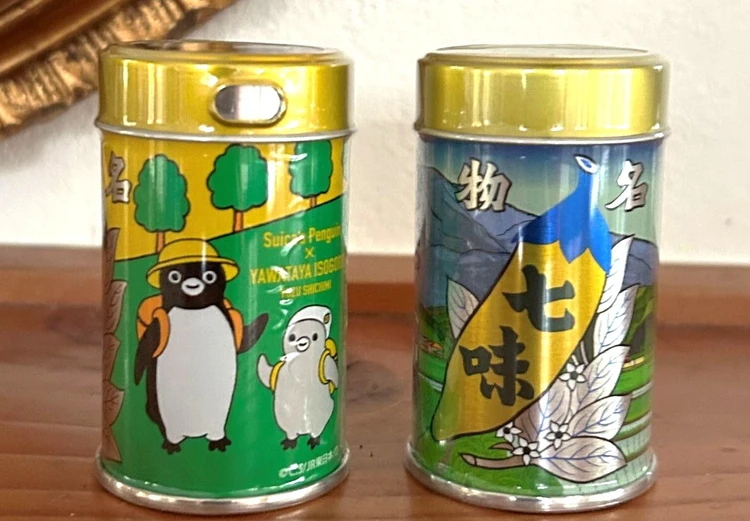 【長野土産 限定品も】絶対買いたい!七味の八幡屋磯五郎がSuica(スイカ)のペンギンとコラボ!そして2025限定のイヤー缶は小海線バージョン