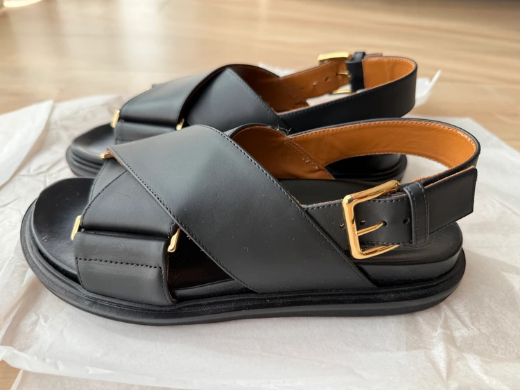 MARNIフスベットのカーフスキンレザーとバックルのディテール