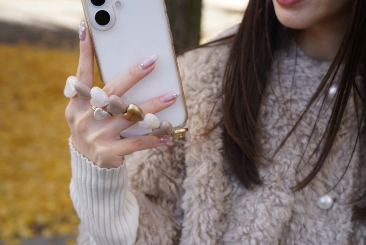 【SNSで話題】LOUVINI PARISのハンドストラップで、スマホコーデを一新_7