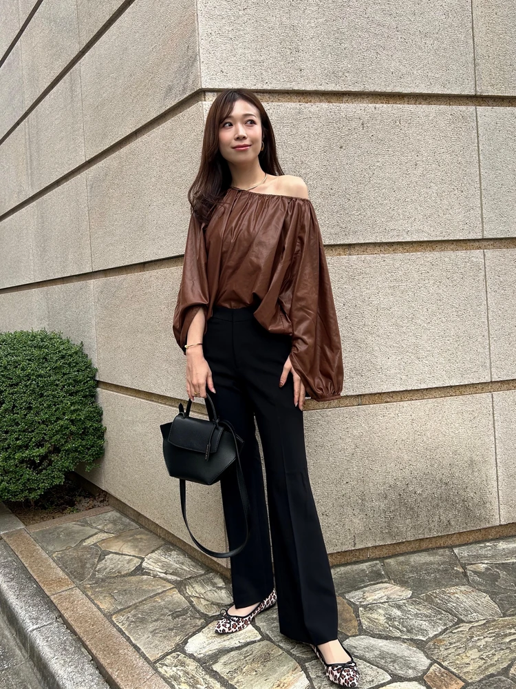 BIANCA レザー見えバルーントップス ワンショルダーで着用したオンオフ対応きれいめコーデ