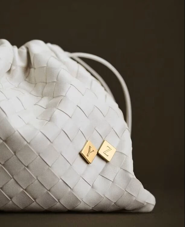 【コーデのアクセントに】 bottegaveneta 縦型ダストバッグ ボッテガ・ヴェネタの大人気「ダストバッグ」に新色＆新サイズが