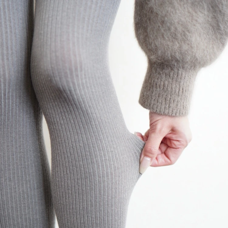 【脱・黒タイツ】冬のコーデを格上げするTabioの”グレーリブタイツ”_2