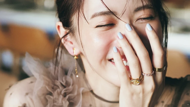 【結婚式お呼ばれの日のアクセ】“パール以外”の被らないアクセは、光る＆華奢めが好バランス！