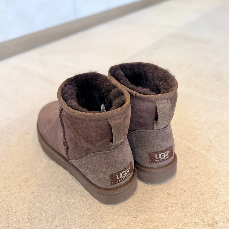 UGG　アグ　ムートンブーツ　背面　シープスキン　ブラウン　冬コーデ　ブーツコーデ