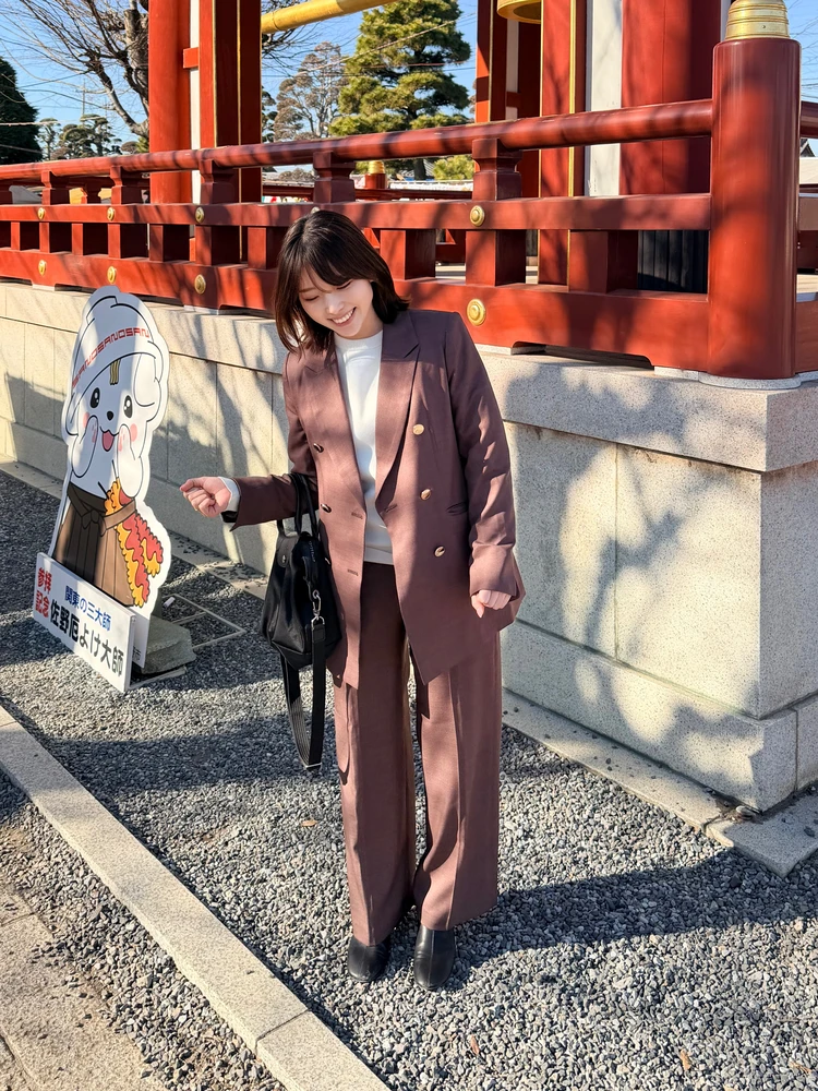 TONAL×貴島明日香のマルチセットアップにホワイトニットを合わせたコーディネート