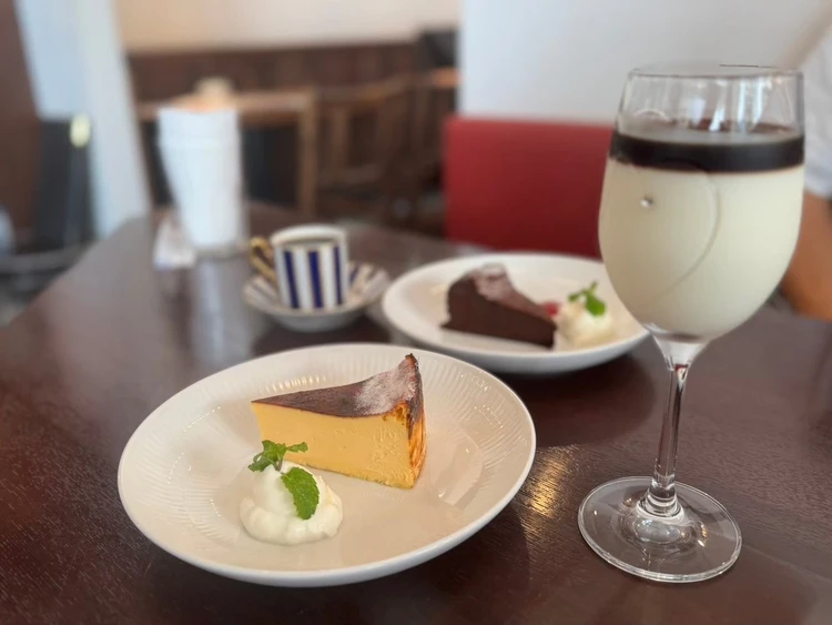 カフェファソン　バスかチーズケーキとカフェ・オ・レ・グラッセ　　CAFE FACON 