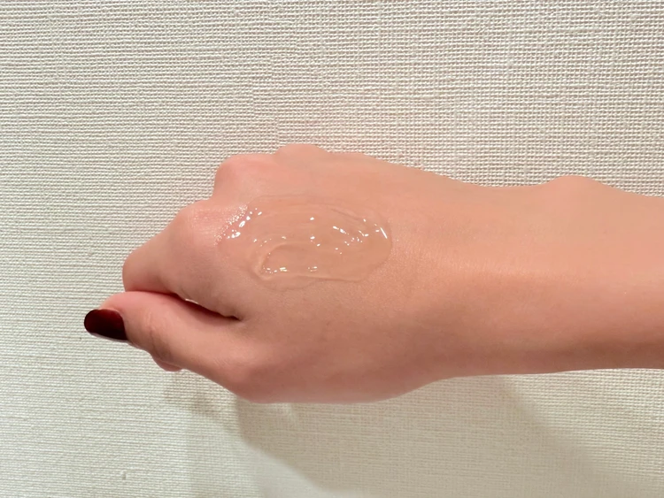LAGOMジェルトゥウォータークレンザーのジェルを手に伸ばした状態