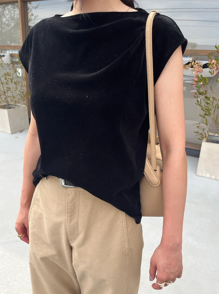 黒のベロア生地のトップス