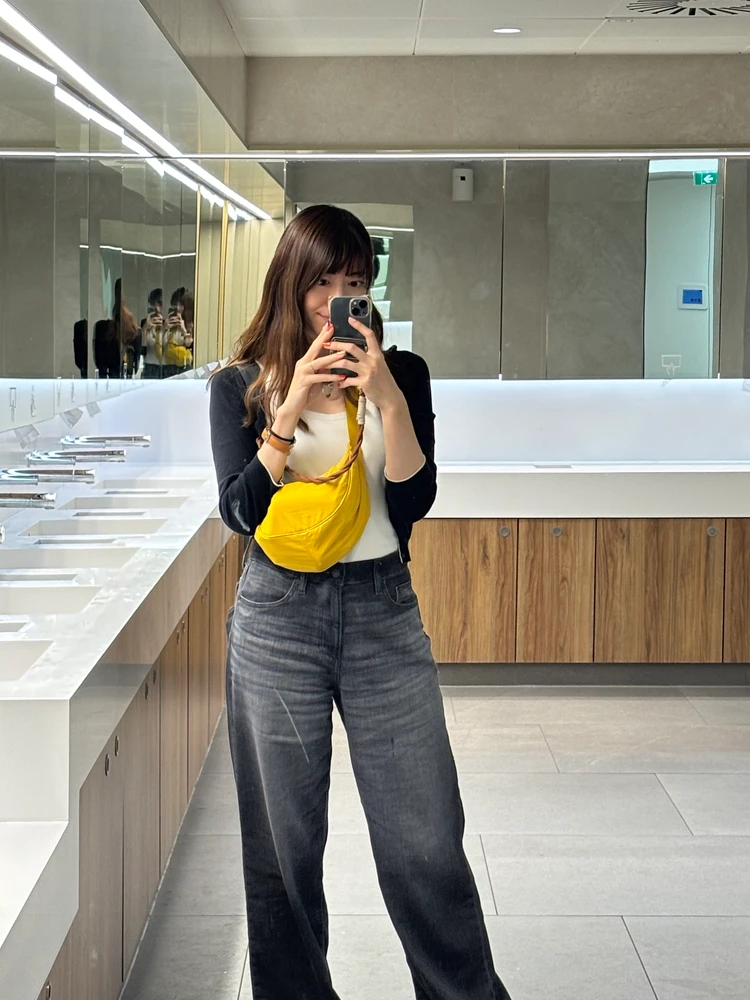 ユニクロ　EZYワイドストレートジーンズを履いている日のコーデ写真