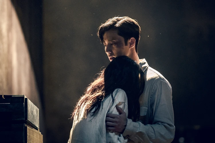 京城クリーチャー 抱き合うパク・ソジュンとハンソヒ