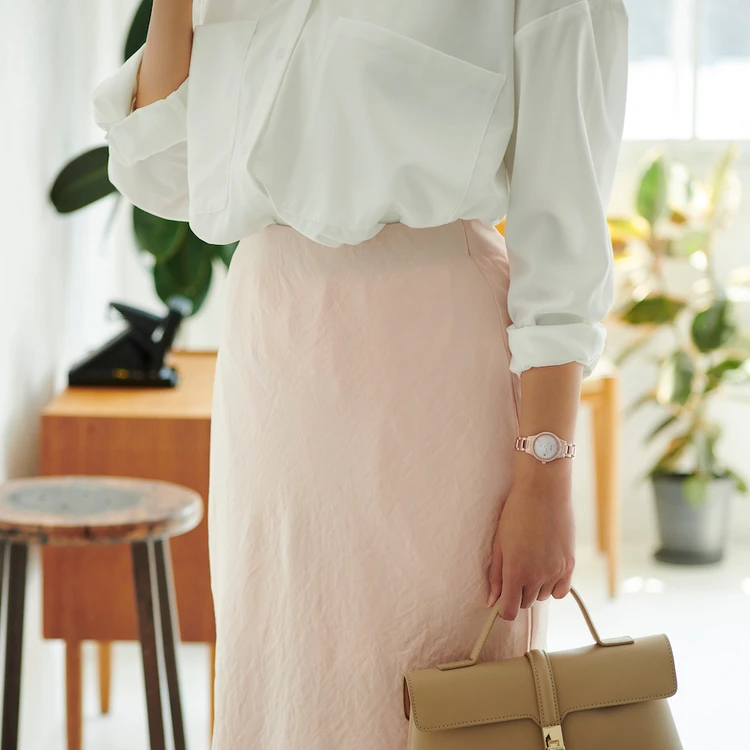 シチズン クロスシー/ hikari collection エコ・ドライブ電波時計 ティタニア ハッピーフライト 限定モデル着用イメージ