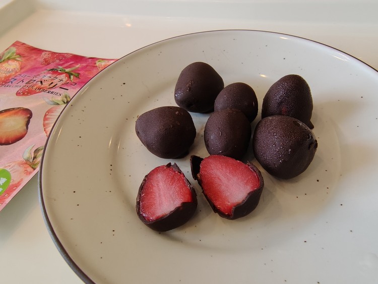 【推しコンビニスイーツ】ダイエット中でも罪悪感なし！ローソンのフローズンダークチョコストロベリー #スイーツ部_3