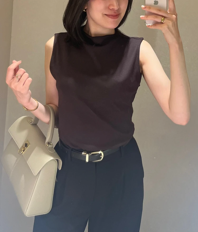 GU（ジーユー）のプチプラトップス ボトルネックT（ノースリーブ）が大人に丁度いい！_1