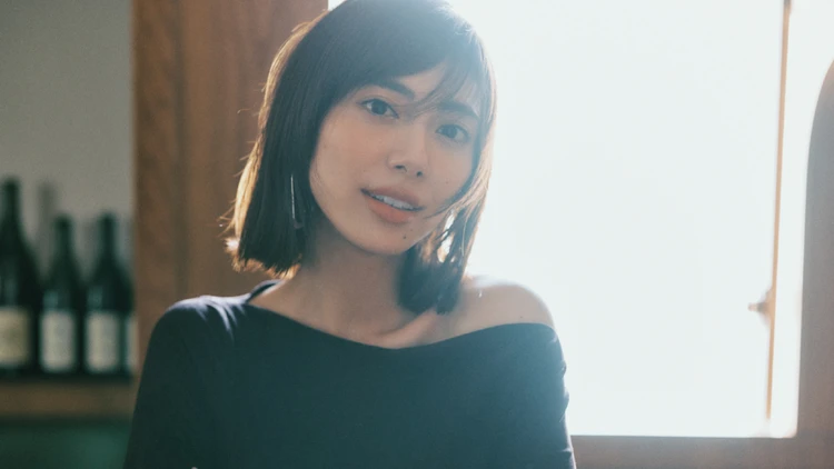 【「鎖骨見せ」トップス】大人がいやらしくならないトップス5選!半径1mで見惚れさせる「大人の肌見せ」コーデ