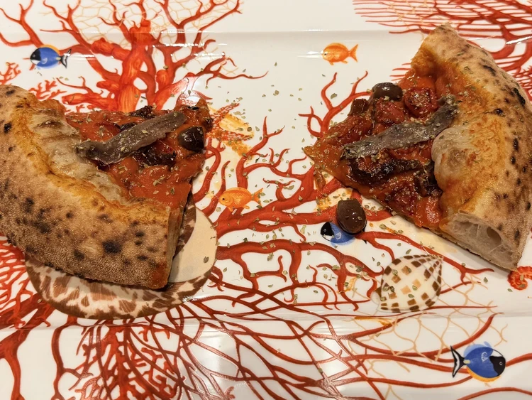 麻布台ヒルズにある「リストピッツァ バイ ナポリスタカ」のマリナーラ