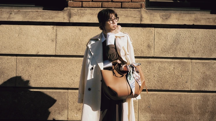 【旬バッグコーデ】持つだけで鮮度が上がる舟形ウォルナットバッグに注目【BAILA今日のコーデ】