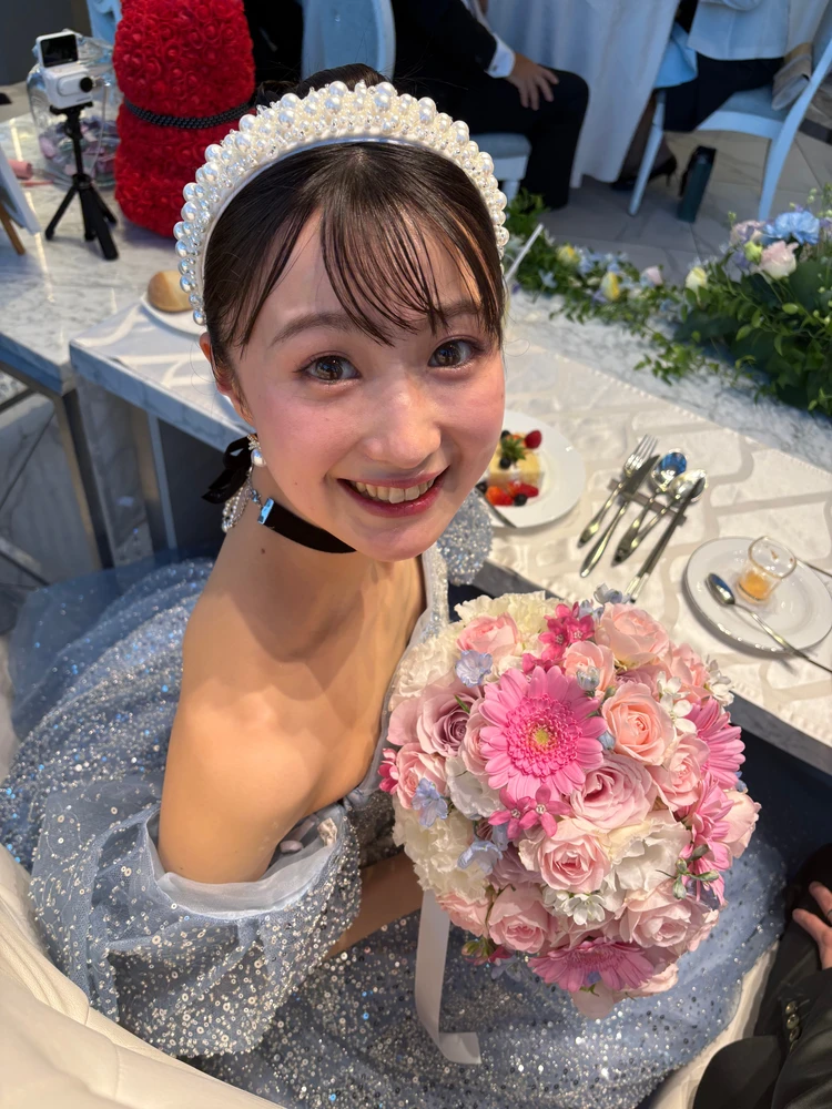 スーパーバイラーズ 結婚式 花嫁 卒花嫁 ウェディングレポ ウェディングブーケとカラードレスを着た花嫁