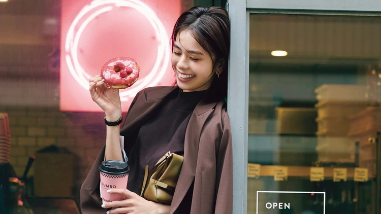 【ピンクパンツコーデ】ブラウンと合わせて甘色ピンクをクラスアップ【BAILA今日のコーデ】