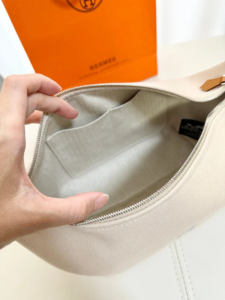 【HERMES】出会えたらラッキー！バッグにもなるポーチ_2